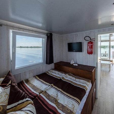 ホテル Feststehendes Hausboot Kolonie Zern エクステリア 写真