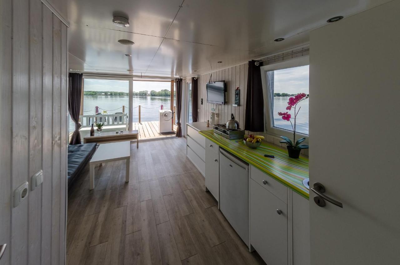 ホテル Feststehendes Hausboot Kolonie Zern エクステリア 写真