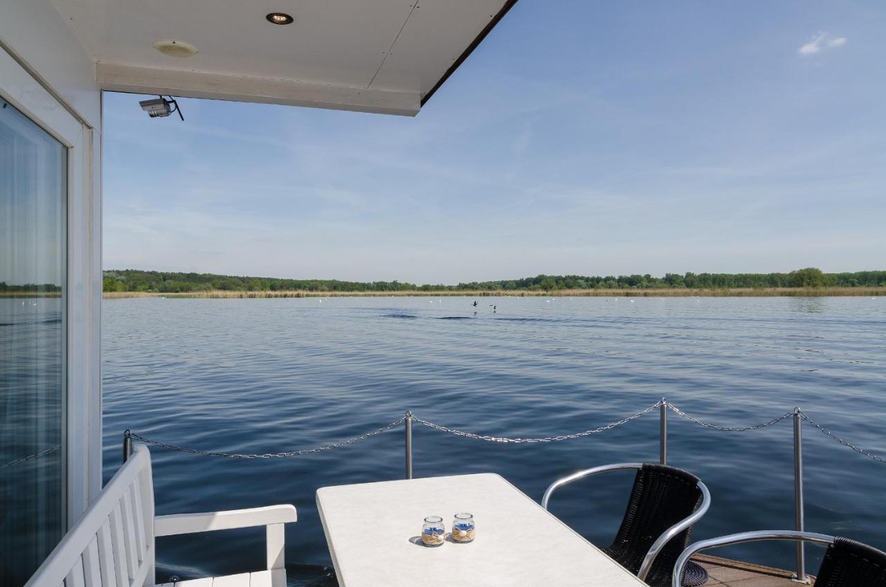 ホテル Feststehendes Hausboot Kolonie Zern エクステリア 写真